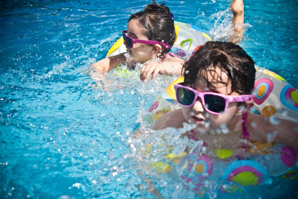 kinderen hooge holt spelen zwembad